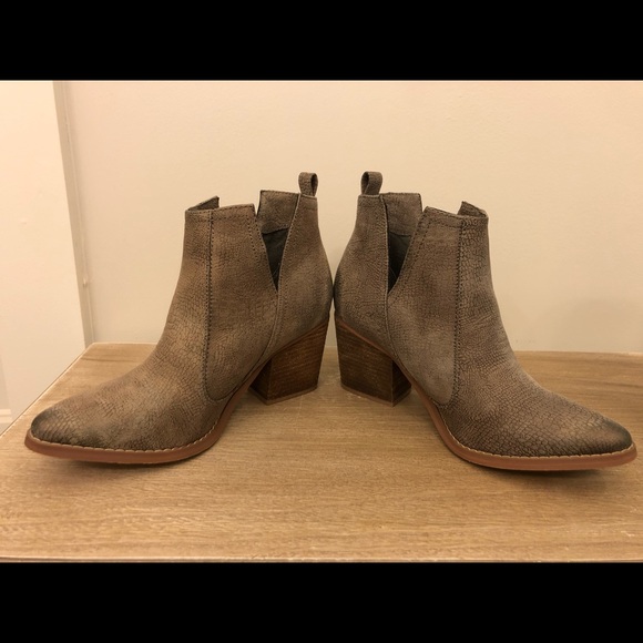 Boots from Buckle that are versatile! - Picture 3 of 6